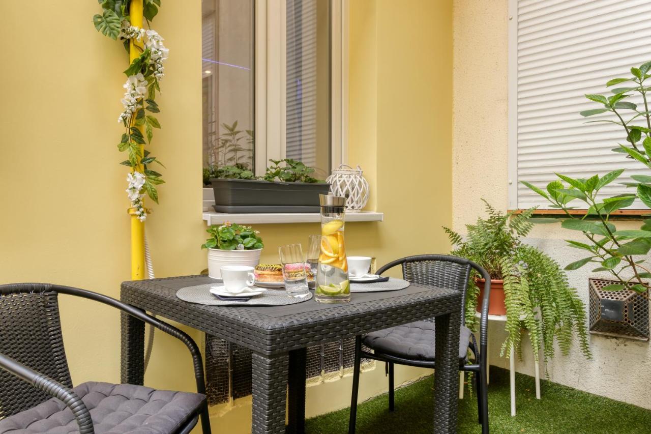 B2 Center, Dohany Street Apartment